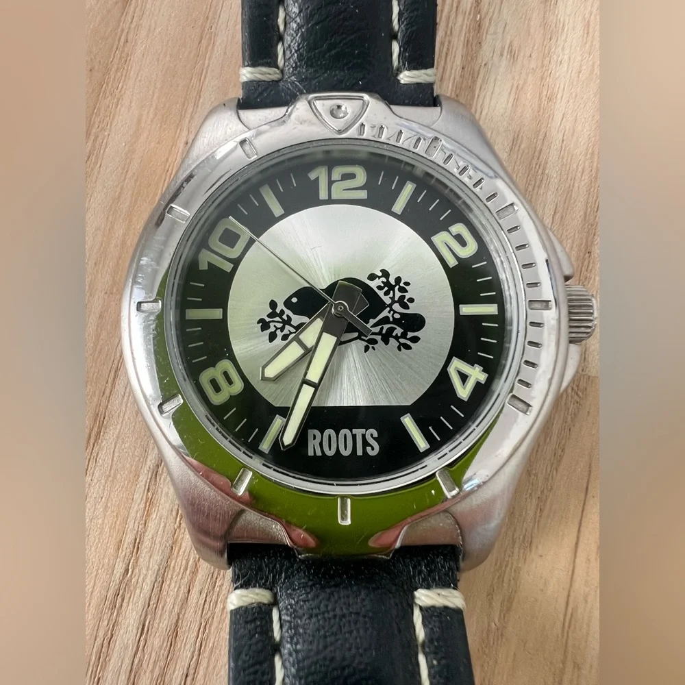 Roots Canada unisex silver tone black leather logo watch NEW BATTERY